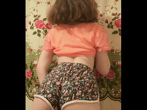 ❤️ Donec puer parvulus expolians bracae eius in camera Porno apud nos